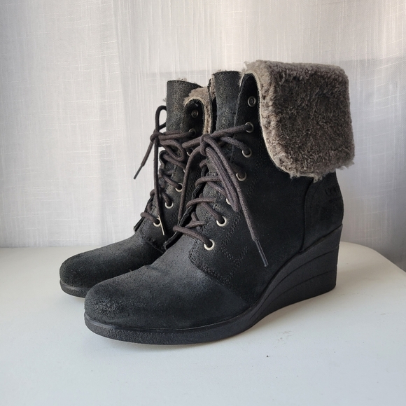 UGG women's Zea black ankle lace up wedge winter boots size 8